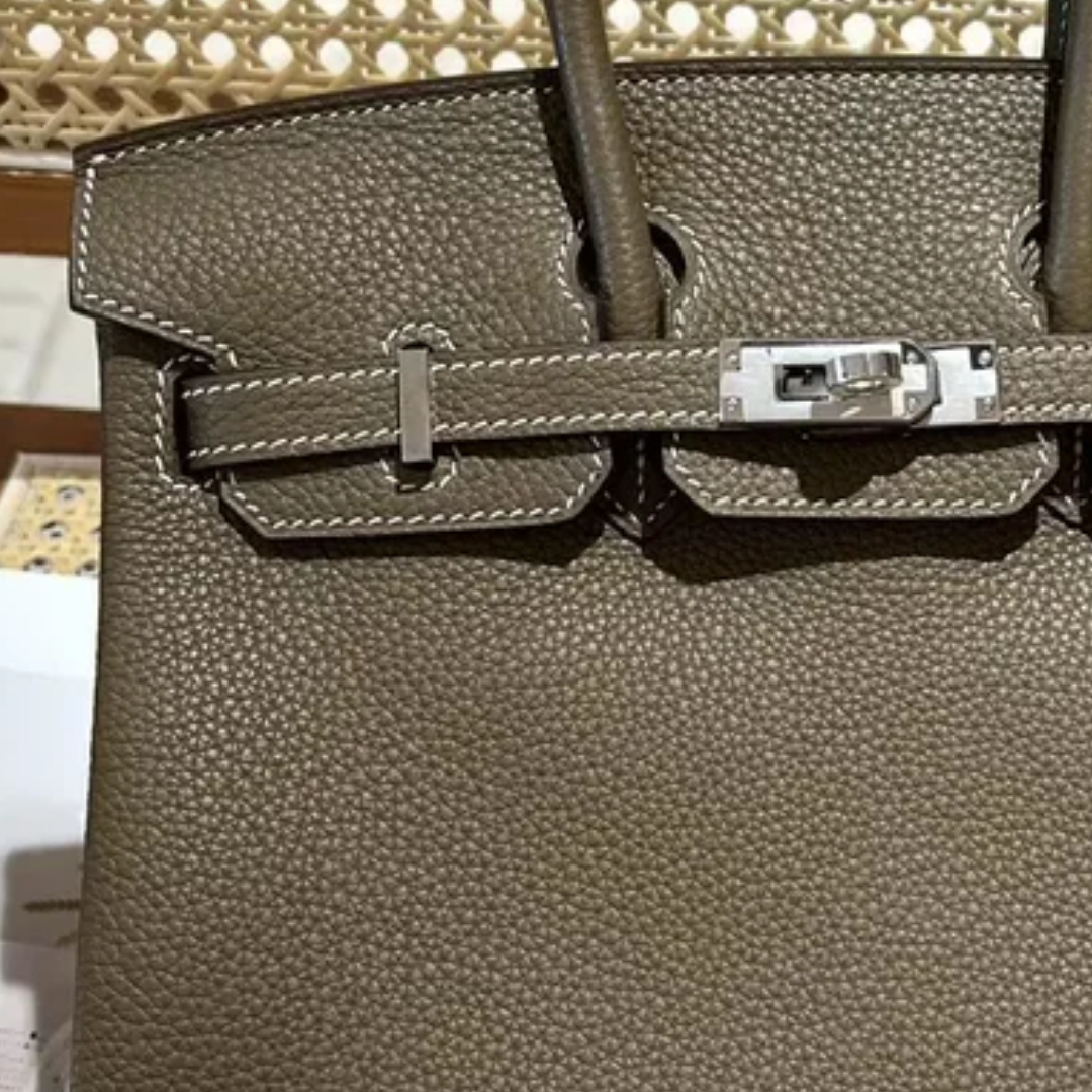 Tasche 25 Brk HSS Cr / GryTr aus Tg-Leder mit gebürsteten goldfarbenen Beschlägen