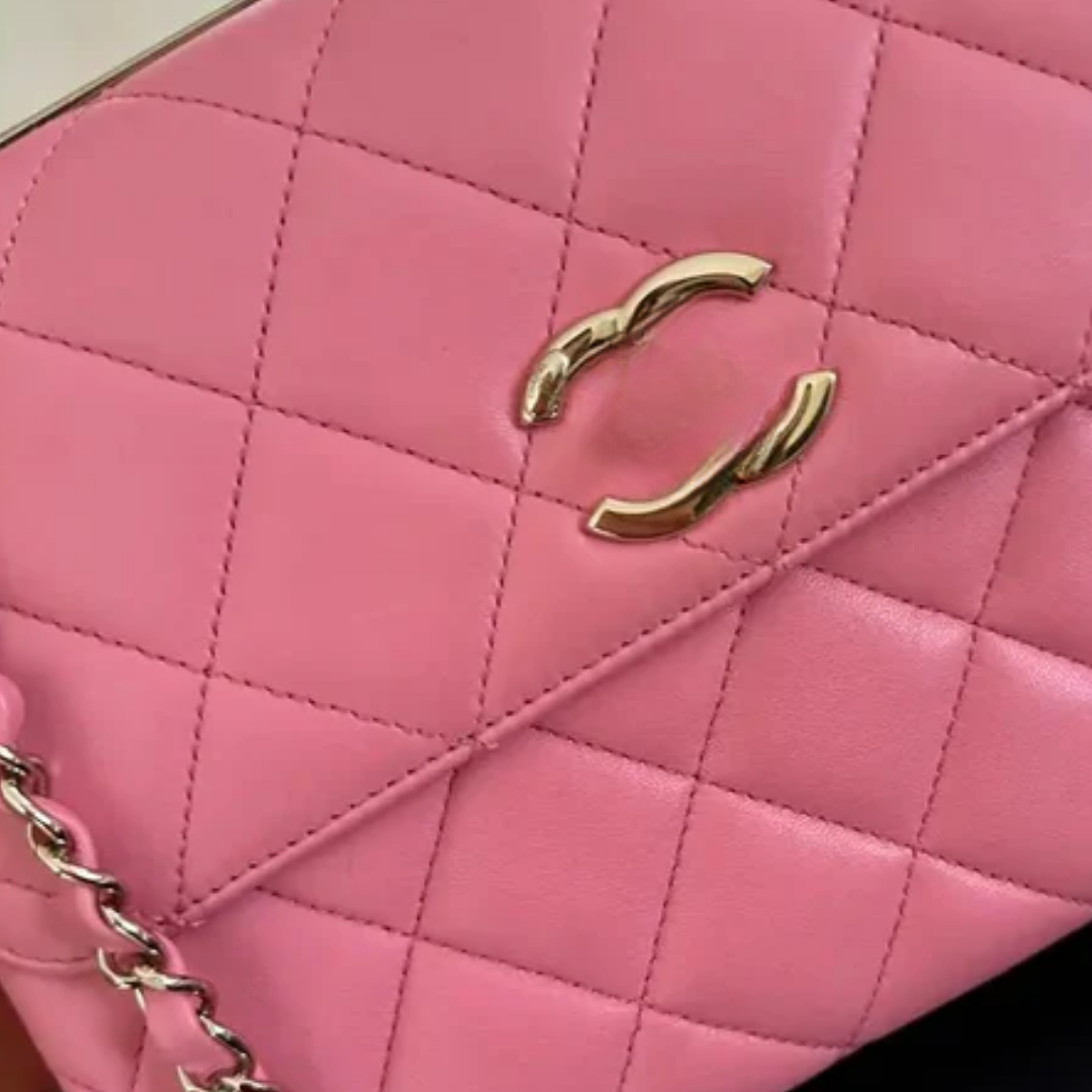 Trendige kleine Klappentasche