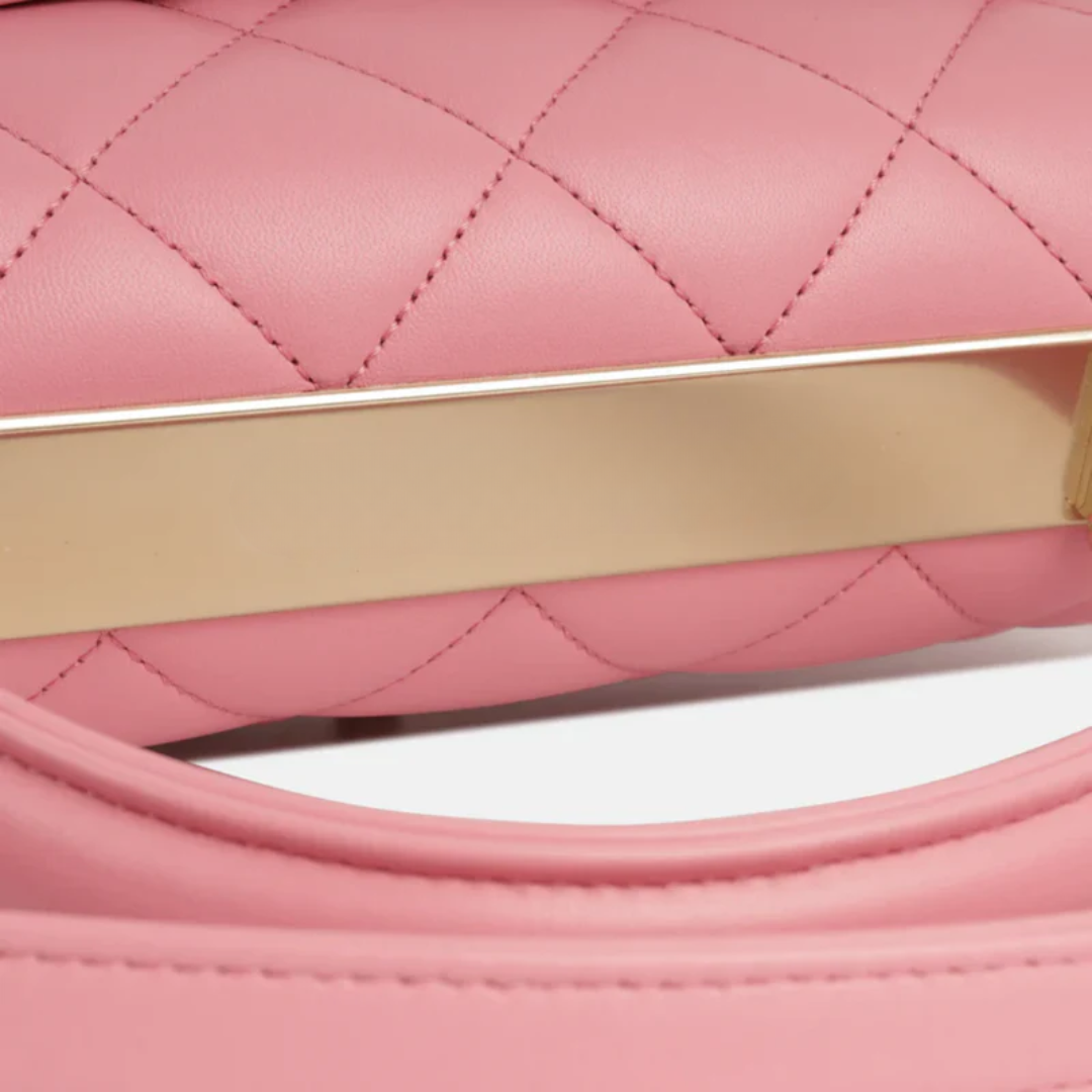 Trendige kleine Klappentasche