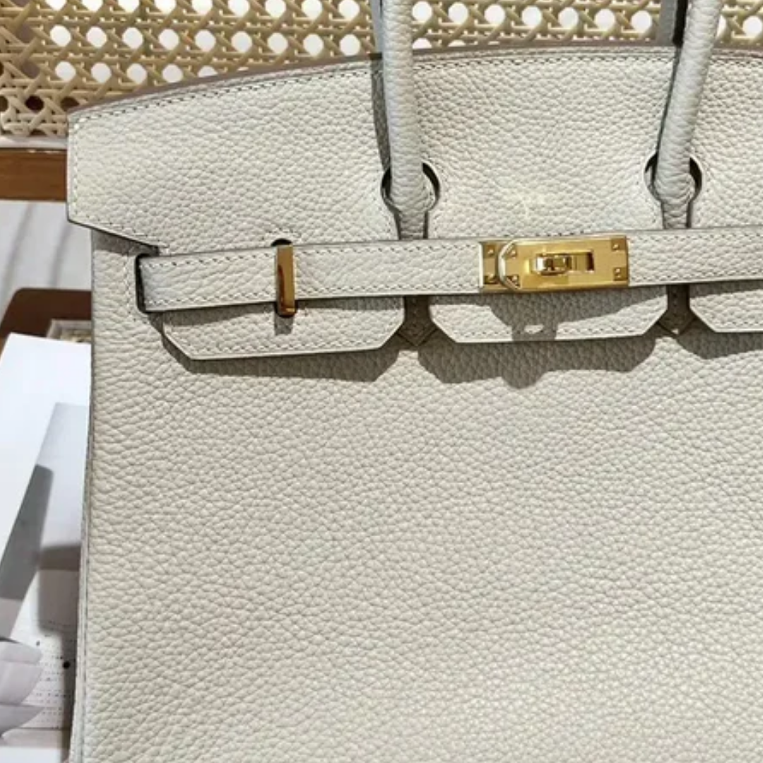 Tasche 25 Brk HSS Cr / GryTr aus Tg-Leder mit gebürsteten goldfarbenen Beschlägen